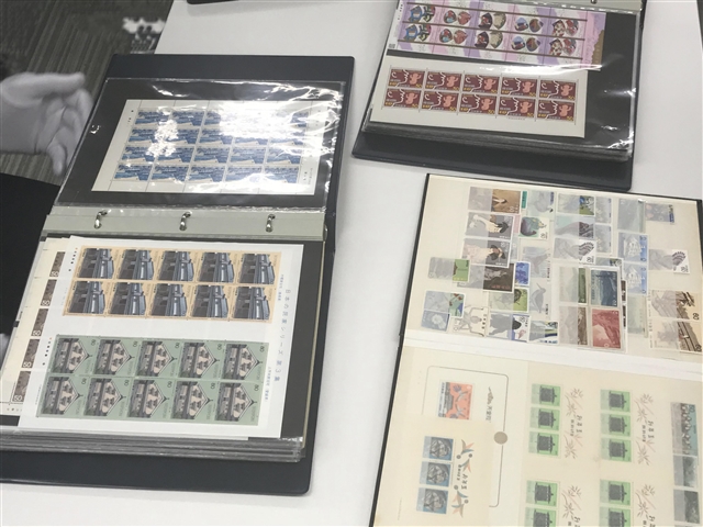 アルバムに保管された切手